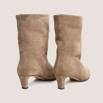 Heeled ankle boots with pointed toes in taupe split leather | py