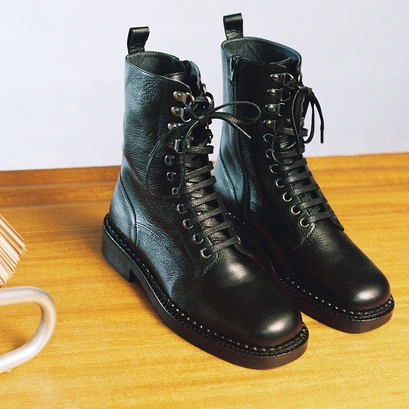 Lace-up heeled ankle boots in black grained leather | doll