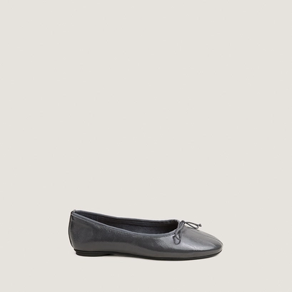 Ballet flats with small laces in grey patent leather | DALLETTE