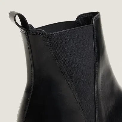 Chelsea boots with heels and pointed toes in black leather | anoka