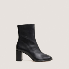 Heeled round-toe ankle boots black
