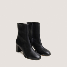 Heeled round-toe ankle boots black