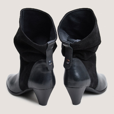 Pointed-toe ankle boots black