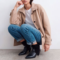 Pointed-toe ankle boots black