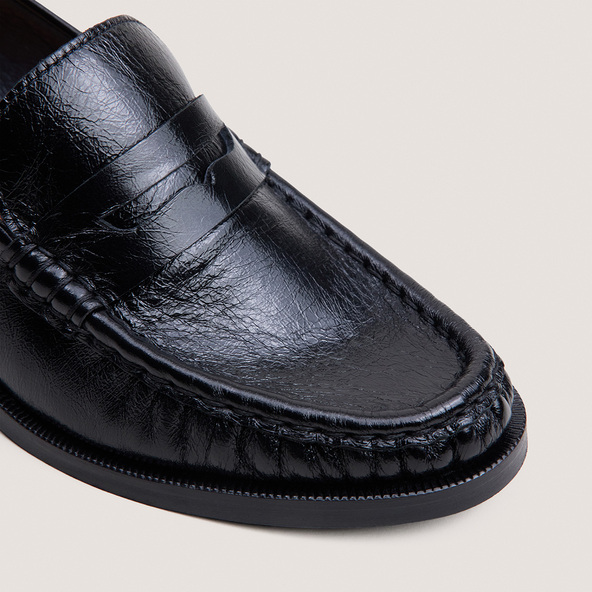 Heeled round-toe loafers in black aged leather | DELICIEUX