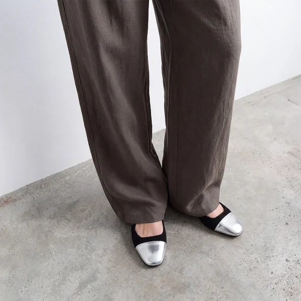 Slingbacks ballet flats in silver mirror and black suede | DHAPOU