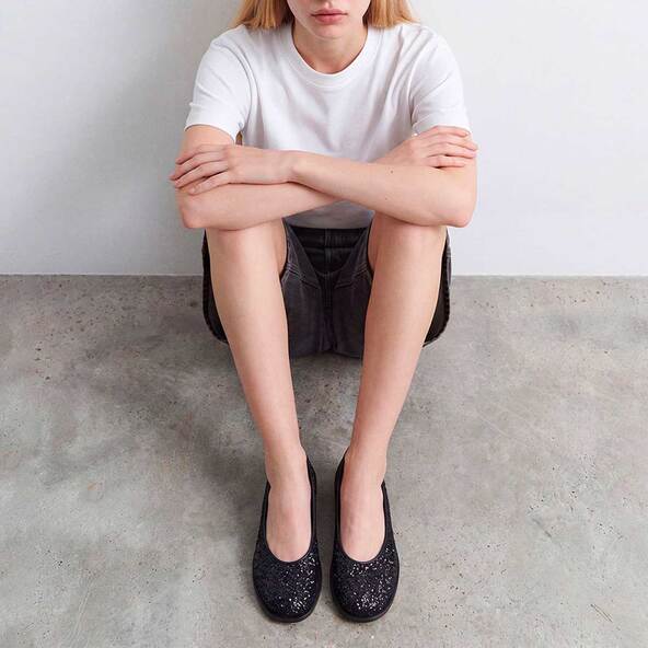 Ballet flats with low heels and round toes in black glitter | DAURELIA