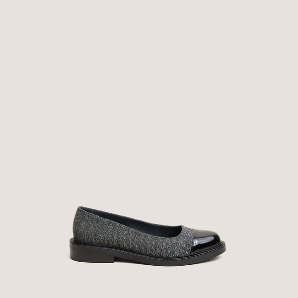 Round-toe ballet flats with low heels in black shiny leather and grey chevron pattern | DOUM