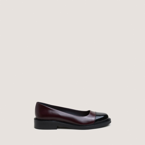 Round-toe ballet flats with low heels in black shiny leather and burgundy leather | DOUM