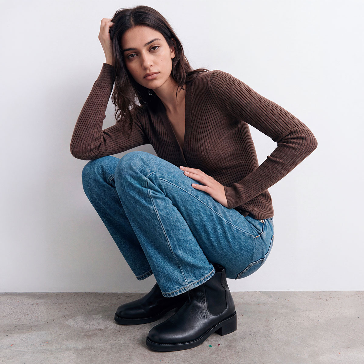 Chelsea boots with heels and round toes in black grained leather | DIALO