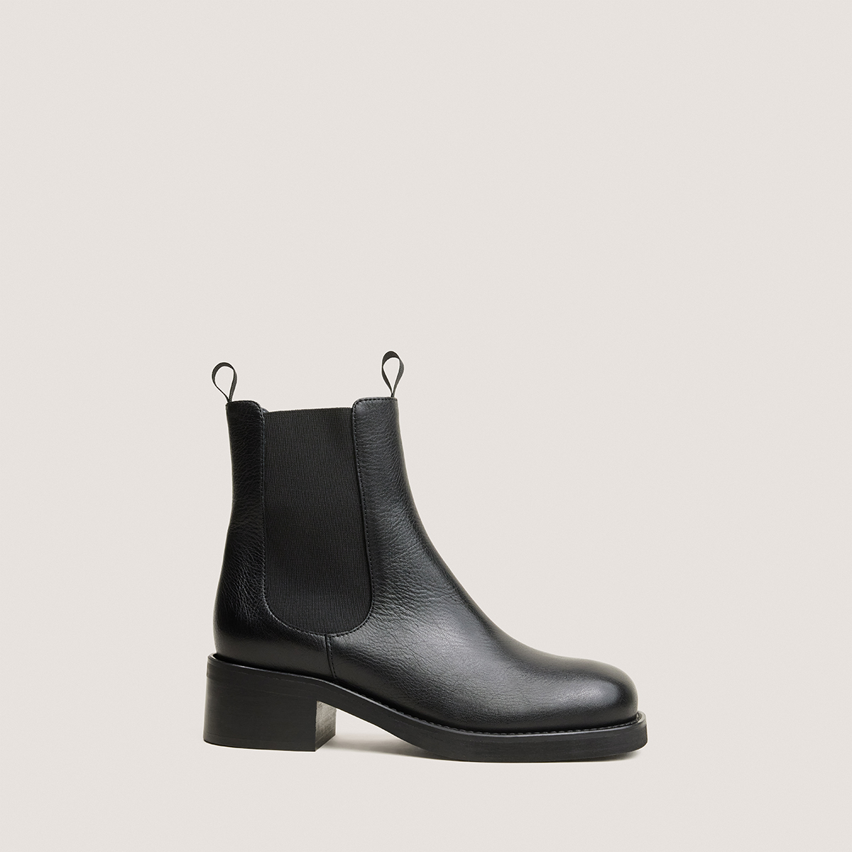Chelsea boots with heels and round toes in black grained leather | DIALO