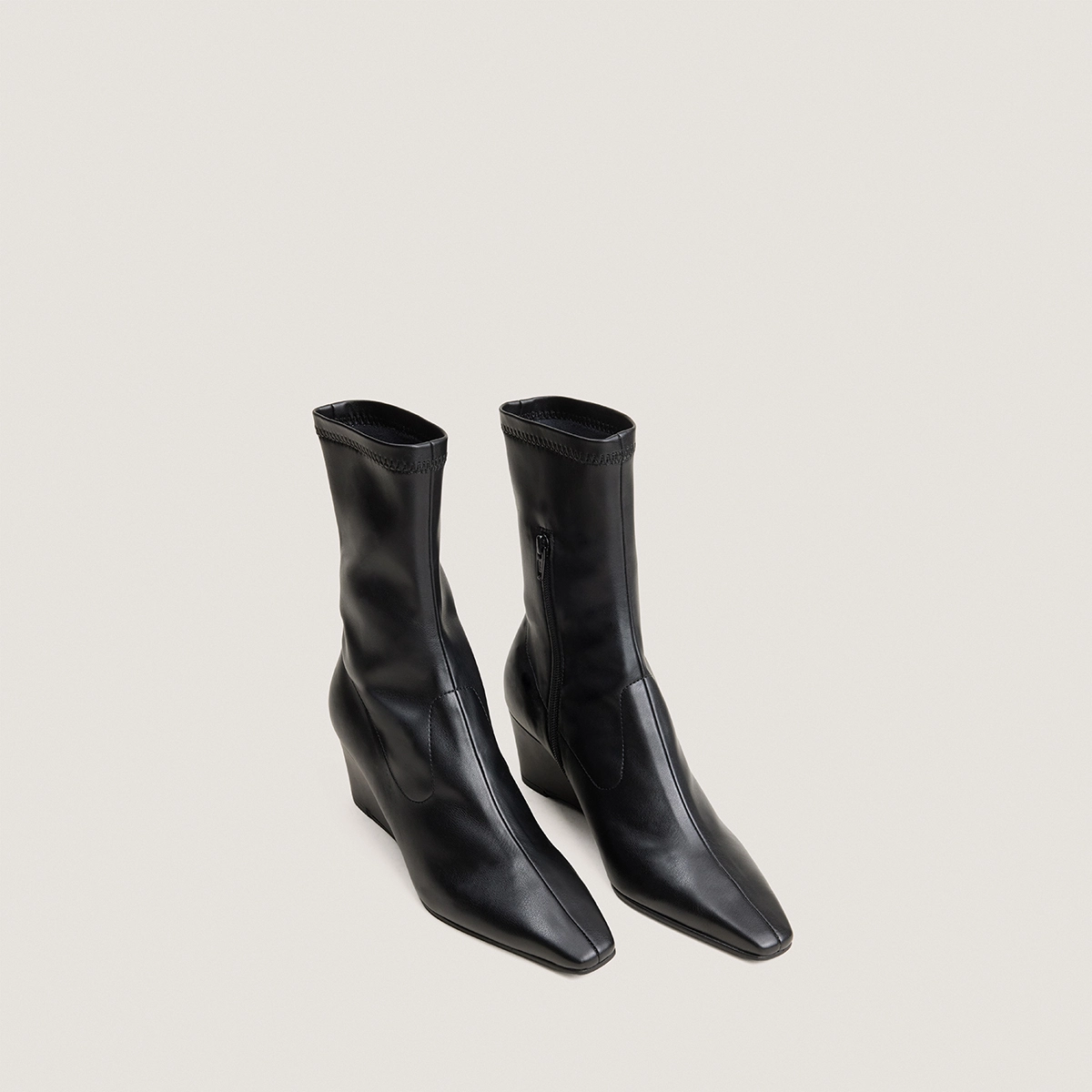 Pointed-Toe Ankle Boots in black stretch | DEXTRA