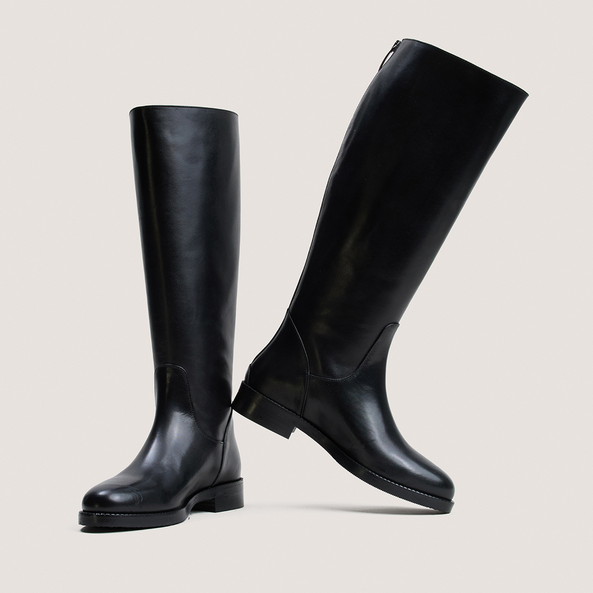 Round-Toe Boots in black leather wide calf size M | FLEUR