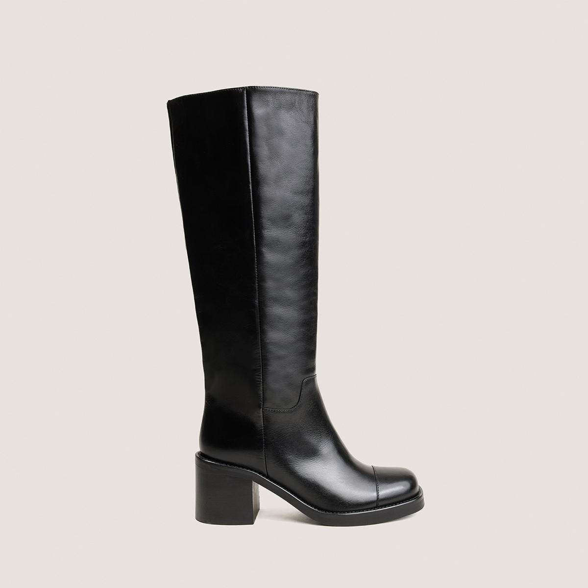 Heeled boots with round toes in black leather | DIVALA