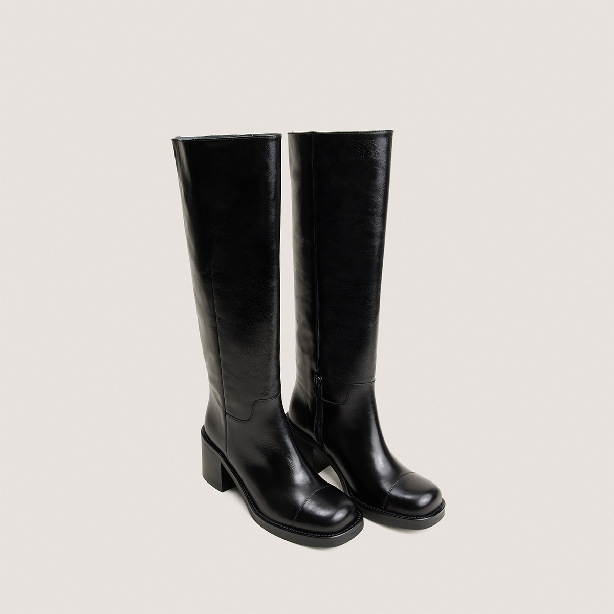 Heeled boots with round toes in black leather | DIVALA