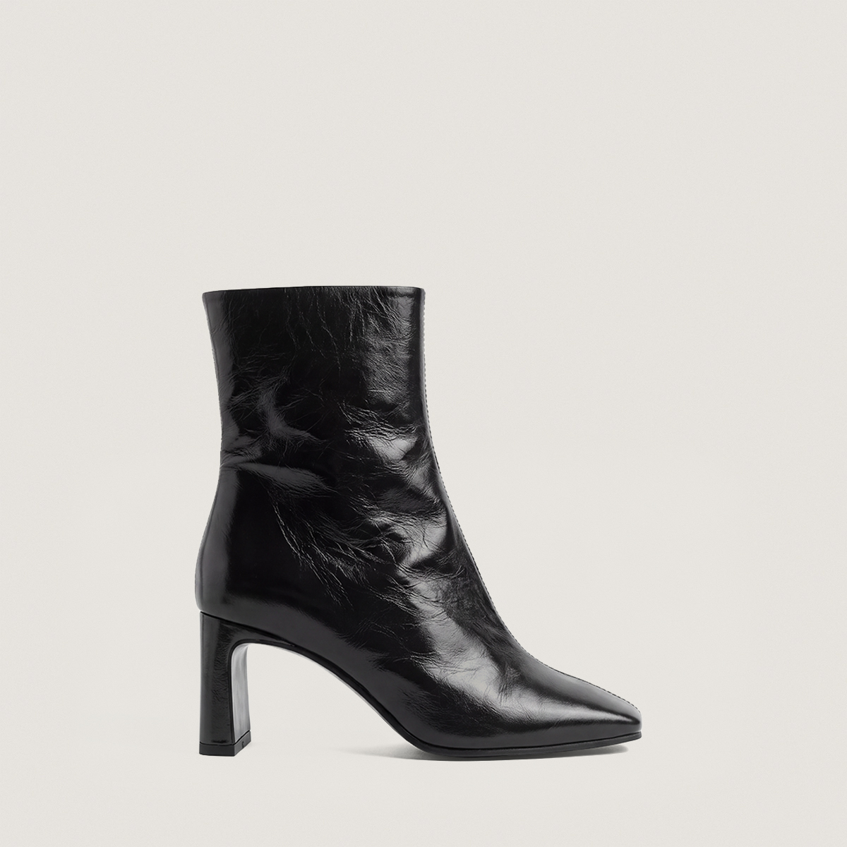 Heeled ankle boots with square toes in black aged leather | DAG