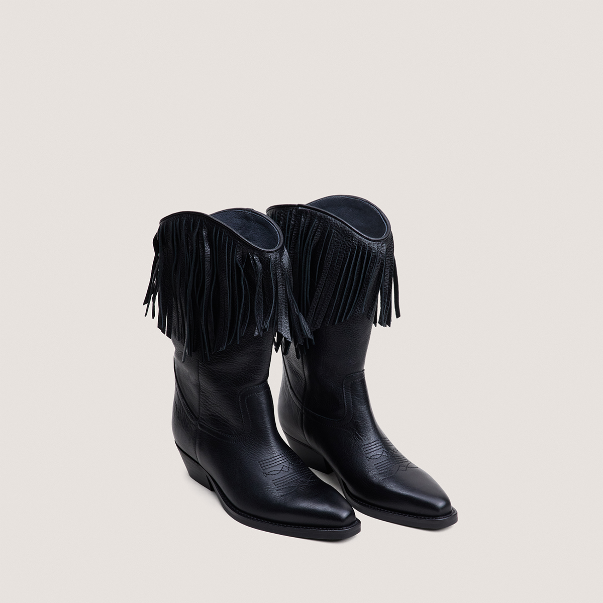 Boots with pointed toes in black grained leather | DELEANE