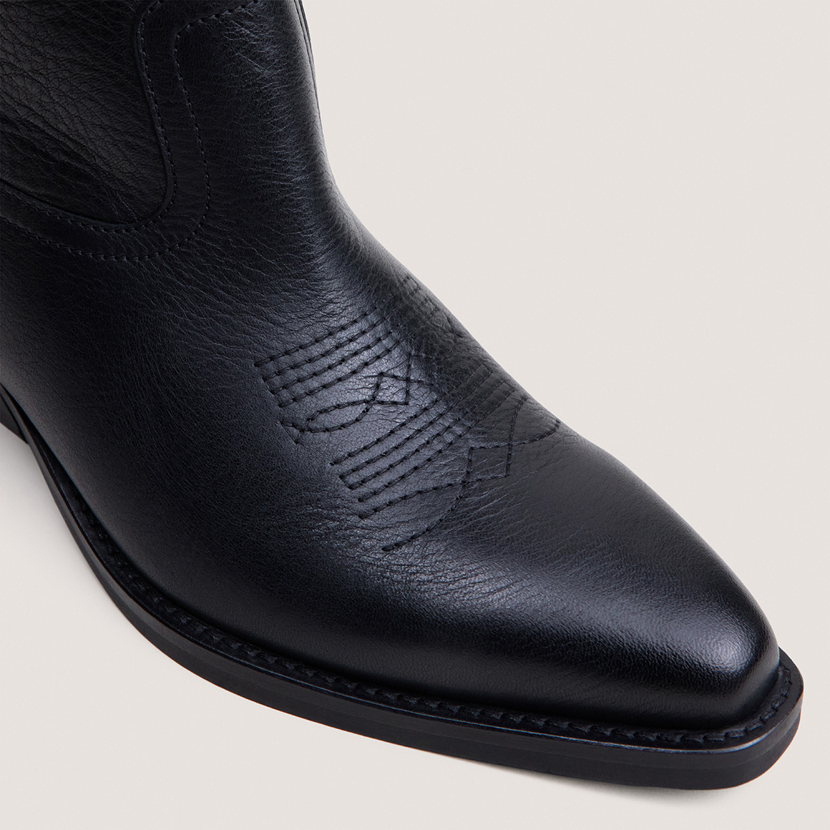 Boots with pointed toes in black grained leather | DELEANE