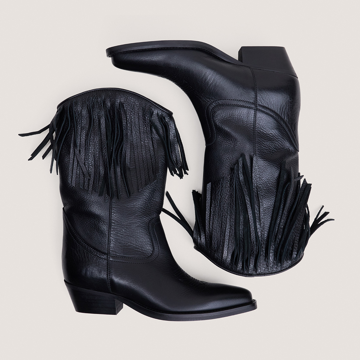Boots with pointed toes in black grained leather | DELEANE