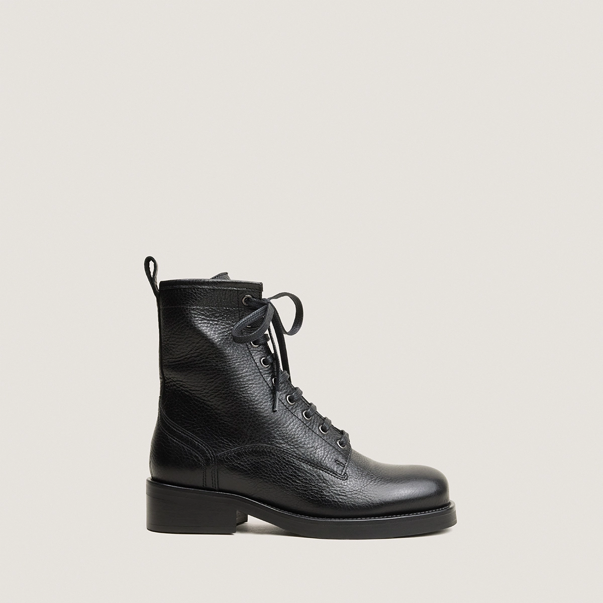 Lace-up boots in black grained leather | DIOLE