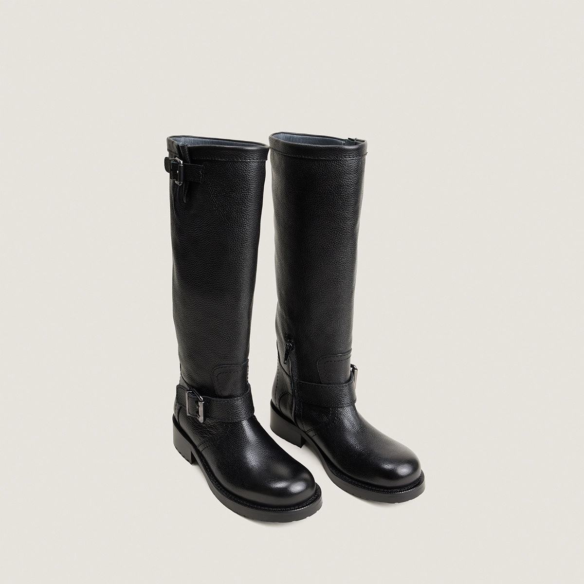 Boots with round toes in black grained leather | DIKE