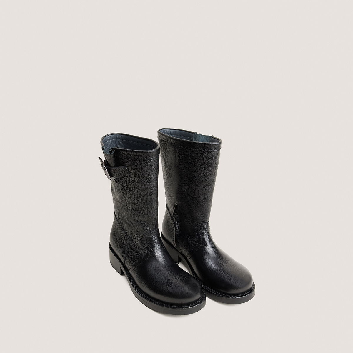 Boots with round toes black