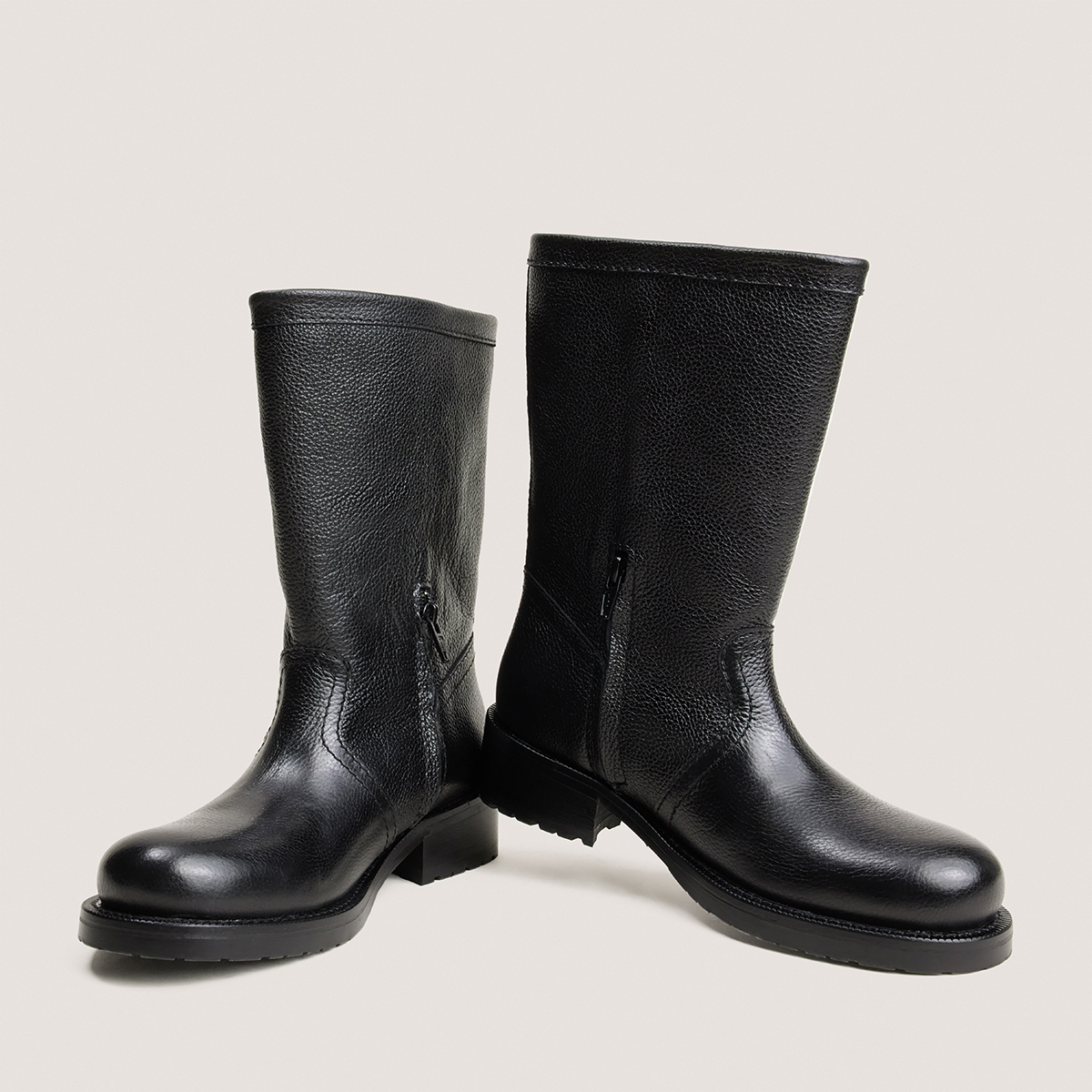 Boots with round toes black