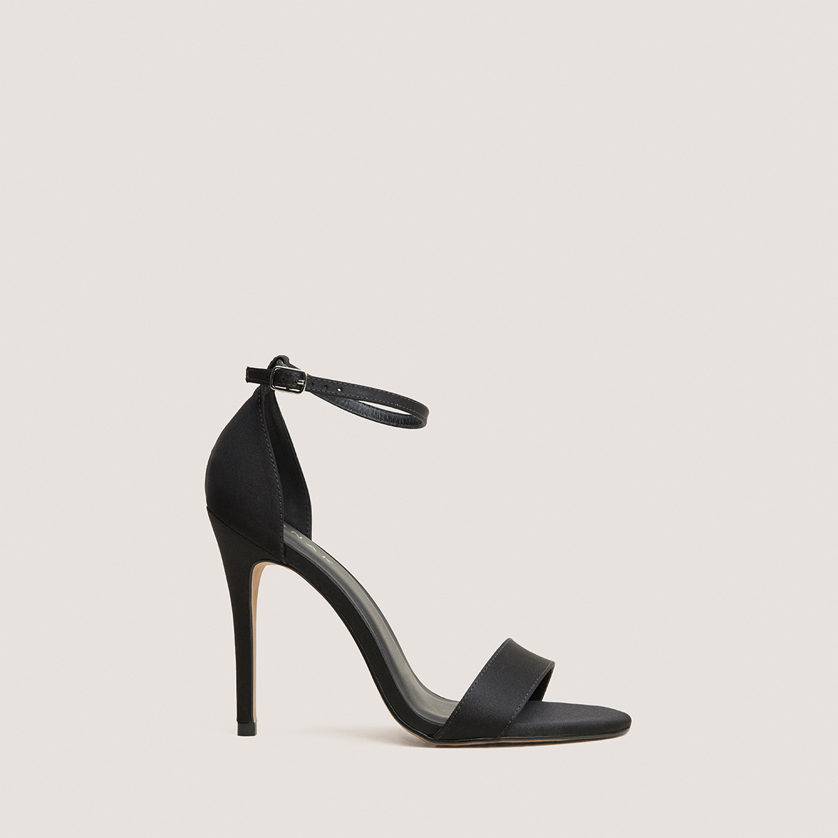 Heeled sandals with round toes in black satin | FRISSON