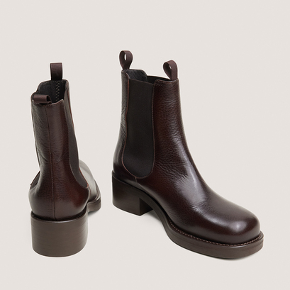 Chelsea boots with heels and round toes in dark brown grained leather | DIALO