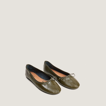 Round-toe ballet flats with delicate laces in khaki pleated patent leather | dallette