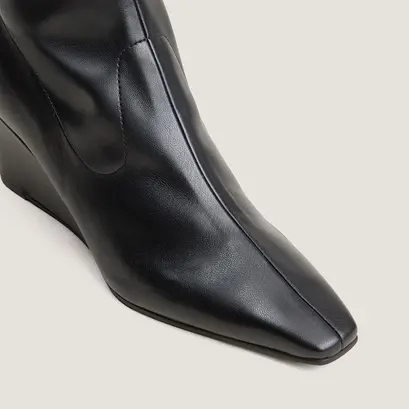 Pointed-Toe Ankle Boots black