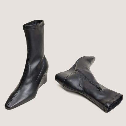 Pointed-toe ankle boots in black stretch | dextra