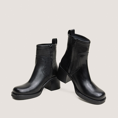Heeled ankle boots in black leather | divalo