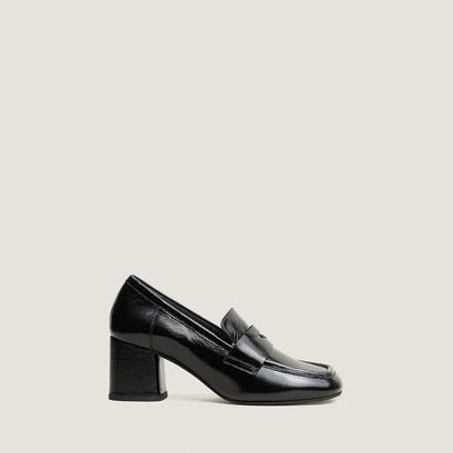 Loafers with square toes in black shiny leather | duche