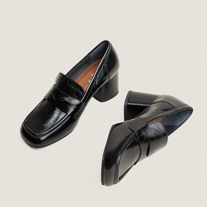 Loafers with square toes in black shiny leather | duche