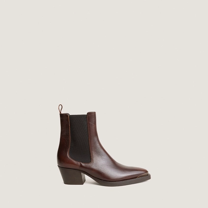 Ankle boots with pointed toes brown