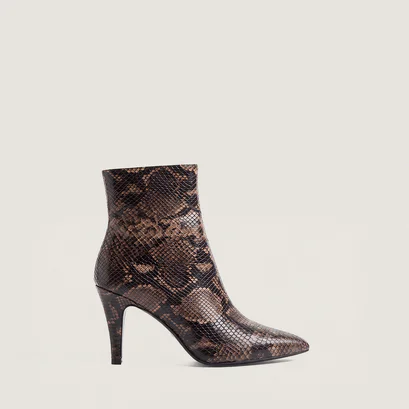 Ankle boots with pointed toes taupe