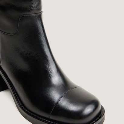 Heeled boots with round toes black