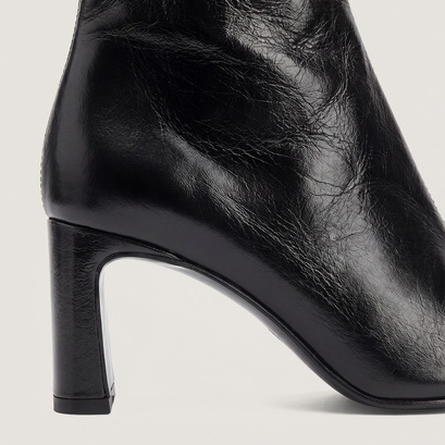 Heeled ankle boots with square toes black