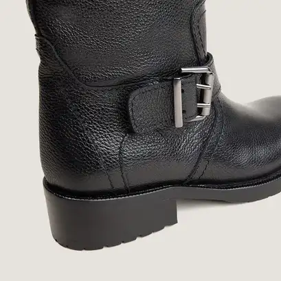 Boots with round toes black