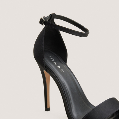 Heeled sandals with round toes black