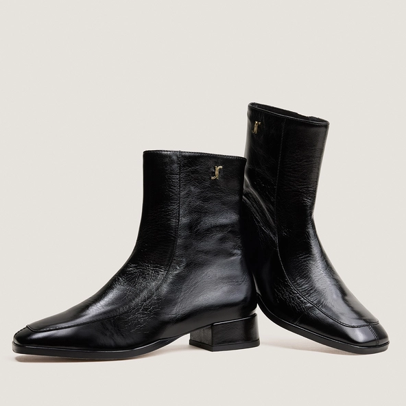 Square-toe ankle boots with monogram in black vintage leather | VAREL