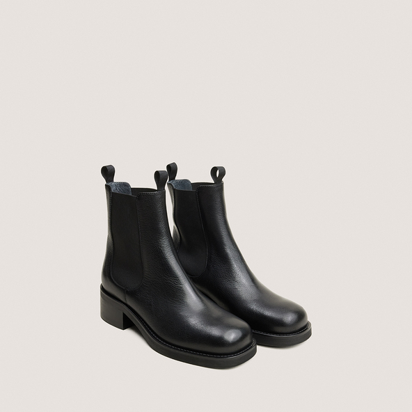 Chelsea boots with heels and round toes in black grained leather | DIALO