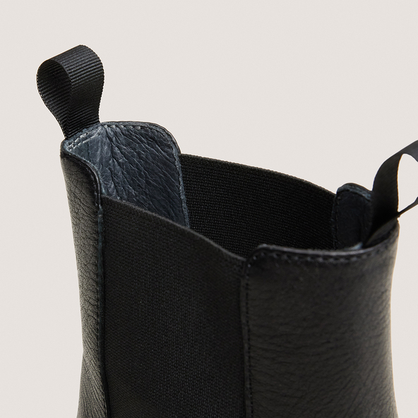 Chelsea boots with heels and round toes in black grained leather | DIALO