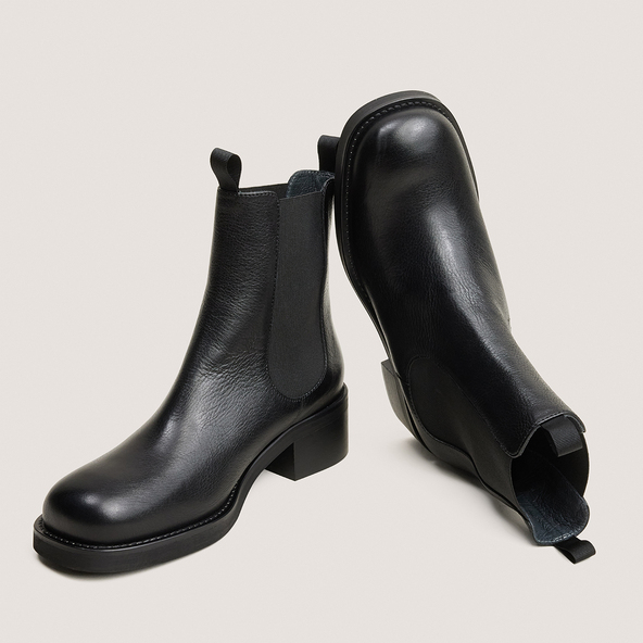 Chelsea boots with heels and round toes in black grained leather | DIALO