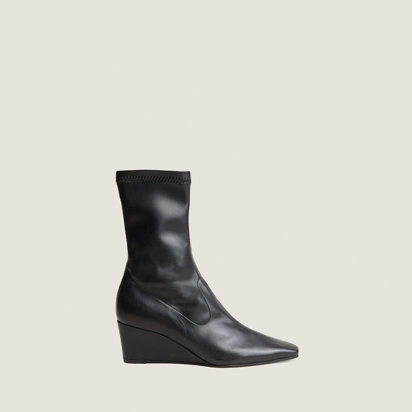 Pointed-Toe Ankle Boots in black stretch | DEXTRA