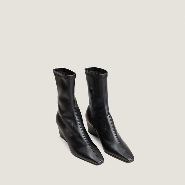 Pointed-Toe Ankle Boots in black stretch | DEXTRA