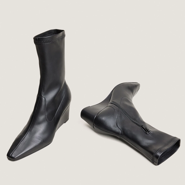 Pointed-Toe Ankle Boots in black stretch | DEXTRA
