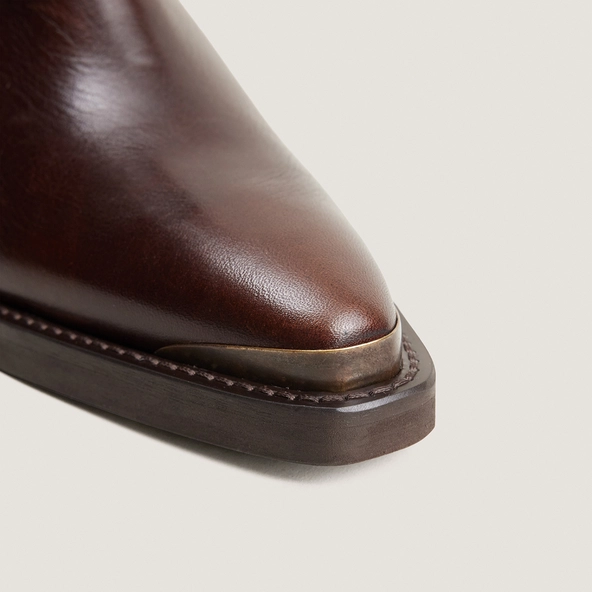 Ankle boots with pointed toes in brown grained leather | DELIRIUM