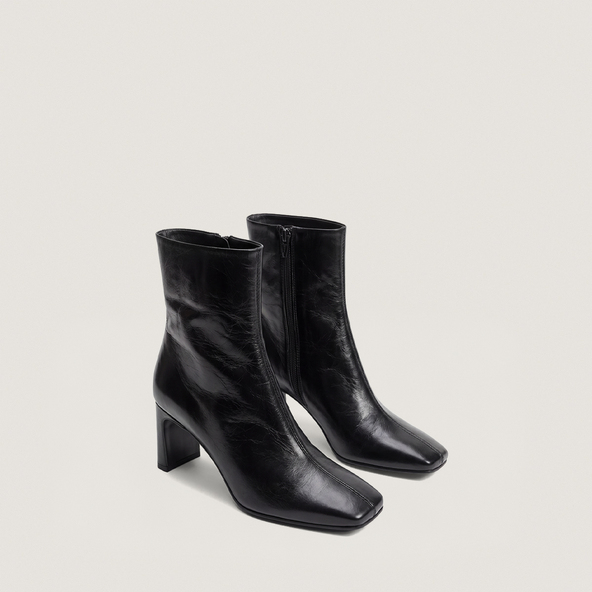Heeled ankle boots with square toes in black aged leather | DAG